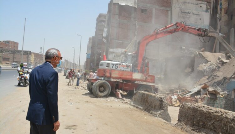 الهجان يتابع إزالة مباني متعارضة مع توسعة الطريق الدائري بحي غرب شبرا الخيمه والخصوص.
