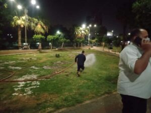 غمر الحدائق بالمياه بحي غرب شبرا الخيمة لمنع تجمع المواطنين بالحدائق في شم النسيم