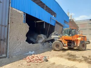 الجهاز التنفيذي بحي غرب شبرا الخيمة يشن حملة مكبرة علي حالات البناء المخالف والإشغالات 