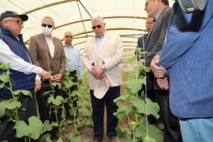 وزير الزراعة ومحافظ القليوبية يتفقدان صوب المشروع القومي لإنتاج التقاوي بمدينة قها.