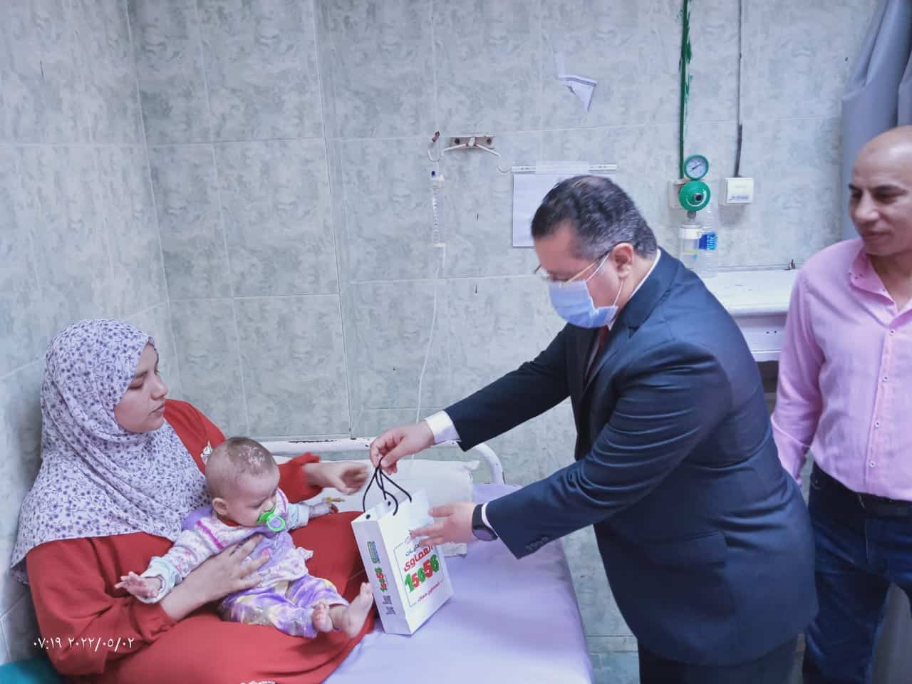 الدخاخني يدخل الفرحة علي أطفال مستشفيات جامعة بنها أيام العيد 