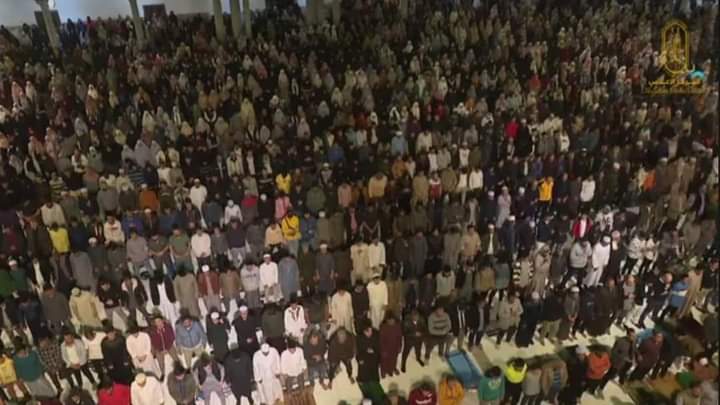 آلاف المصلين يتوافدون لصلاة العشاء والتراويح بالجامع الأزهر في " الوترية الثانية" من شهر القرآن 