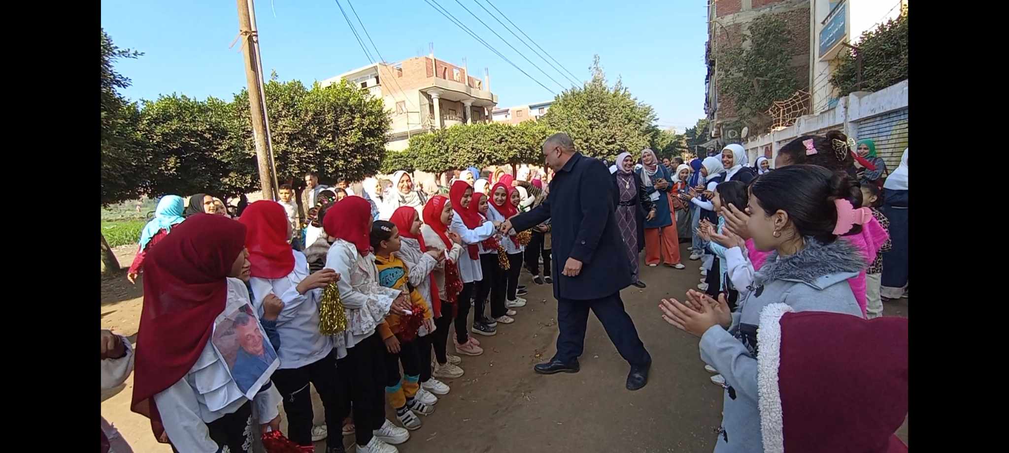 قرية سنهرة بطوخ  تتزين بممر شرفي لتكريم عميد مديري المدارس طارق البيجاوي